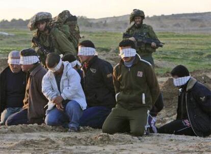 Un grupo de palestinos apresados por soldados israelíes en una redada en Bureij, al sureste de la franja de Gaza.