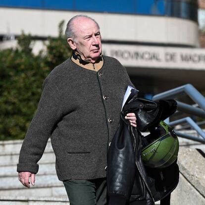 -FOTODELDIA- MADRID, 20/12/2024.- Rodrigo Rato a las puertas de la Audiencia Provincial de Madrid donde ha ido a recoger su sentencia, este viernes. La Audiencia Provincial de Madrid ha condenado al ex vicepresidente del Gobierno Rodrigo Rato a cuatro años, nueve meses y un día de cárcel por tres delitos fiscales, un delito de blanqueo de capitales y corrupción entre particulares, así como una multa de más de 2 millones de euros, y el pago de 568.413 euros a Hacienda. EFE/ Fernando Villar