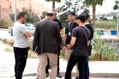 Policías de paisano detienen a tres hombres relacionados con CpM, a quienes han incautado 450 euros en el barrio de La Cañada, ante las sospechas de compra de votos, según fuentes policiales.