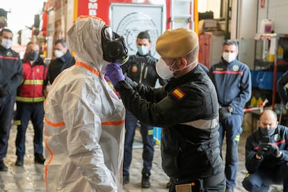 Efectivos de la Unidad Militar de Emergencias instruyen a bomberos de la localidad sevillana de Dos Hermanas en tareas de desinfección.