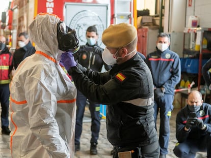 Efectivos de la Unidad Militar de Emergencias instruyen a bomberos de la localidad sevillana de Dos Hermanas en tareas de desinfección.