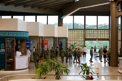 Un grupo de soldados camina por uno de los pasillos de la estación San Francisco del Tren Maya, durante la inauguración de este viernes. 