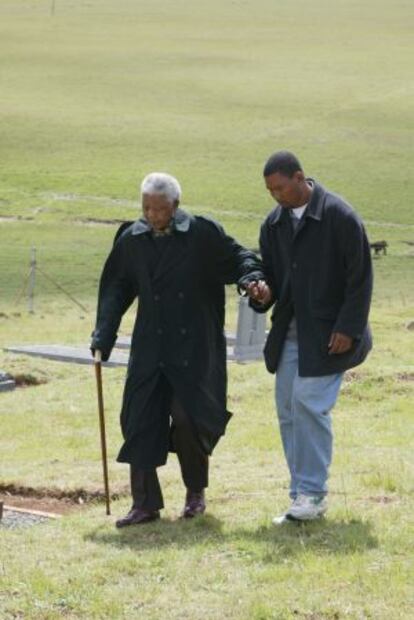 Nelson Mandela y su nieto Mandla, en el cementerio de la familia en Qunu, Ciudad del Cabo.