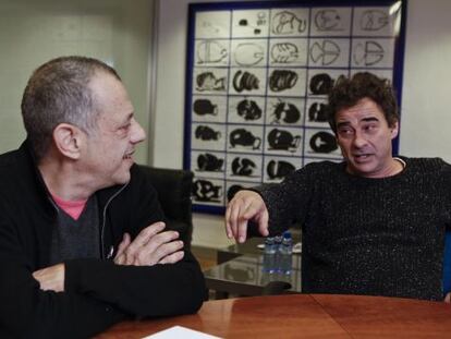 Lluis Pasqual, director del Teatre LLiure, y el actor Eduard Fernández durante su conversación.