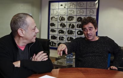 Lluis Pasqual, director del Teatre LLiure, y el actor Eduard Fernández durante su conversación.