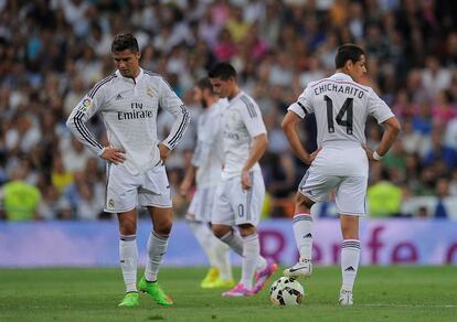 Cristiano Ronaldo y Javier 'Chicharito' Hernández después de que el Atlético de Madrid anotó su segundo gol.