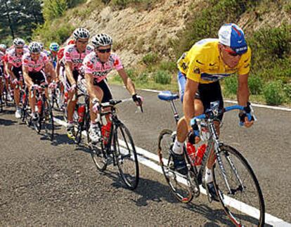 Armstrong pedalea vigilado por Beloki, Igor González de Galdeano y su equipo.