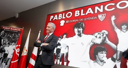 Pablo Blanco, en el homenaje en el Pizjuán. 