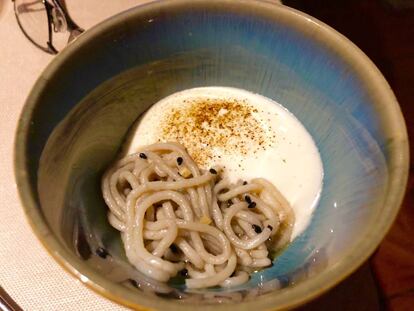 NOODLES DE VIEIRAS, PARMESANO Y CALDO DASHI / CAPEL