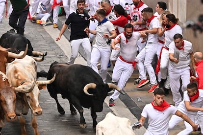 Uno de los toros de La Palmosilla a su entrada en la calle de Mercaderes.
