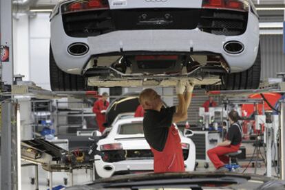 Un trabajador en una fábrica de Audi en Neckarsulm (Alemania).