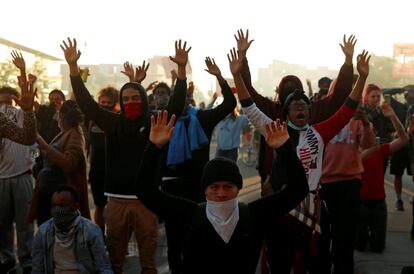 Ao anoitecer, apesar da presença da Guarda Nacional e do som de helicópteros sobrevoando a região, começaram novos incêndios em Mineápolis. Na imagem, um grupo de manifestantes levanta seus braços em sinal de protesto diante da casa onde George Floyd morava.