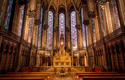 De planta gótica y fachada contemporánea (incorporada en 1999), la basílica de Notre Dame de la Treille llama la atención por su mezcla de estilos y un hermoso interior.