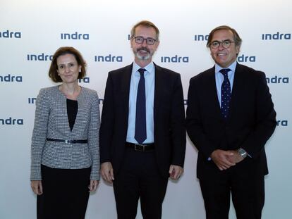 Marc Murtra, presidente de Indra (en el centro), con los dos consejeros delegados de la empresa, Cristina Ruiz e Ignacio Mataix