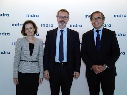 Marc Murtra, presidente de Indra (en el centro), con los dos consejeros delegados de la empresa, Cristina Ruiz e Ignacio Mataix