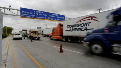 Varios camiones cruzan la frontera entre M&eacute;xico y EE UU.