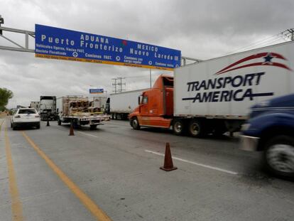 Varios camiones cruzan la frontera entre M&eacute;xico y EE UU.