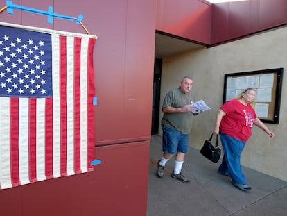 Votantes salen un centro en Rosemead, California, tras depositar su voto en las primarias demócratas.