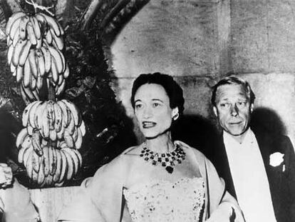 Los duques de Windsor a su llegada a un baile celebrado en el palacio de Versalles en julio de 1953