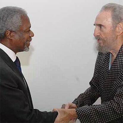 Fidel Castro recibe la visita del secretario general de la ONU, Kofi Annan, ayer en La Habana.