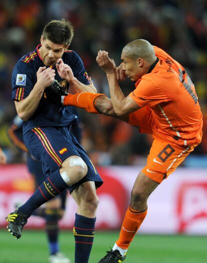 El jugador español Xabi Alonso (i) recibe una patada en el pecho del holandés Nigel de Jong, en el partido de la final de la Copa del Mundo de Sudáfrica 2010, donde España ganó a Holanda por 1- 0, a cuatro minutos del final de la prórroga, en el estadio Soccer City, en Johanesburgo (Sudáfrica).