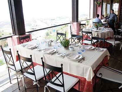 Comedor del restaurante El Higuerón, en Fuengirola. Abajo, <b><i>rossejat</b></i> de fideos con cigala.