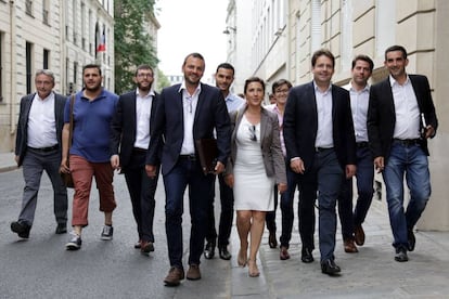 Cargos del Partido Socialista de Francia, a su llegada al congreso de la formaci&oacute;n en Par&iacute;s.