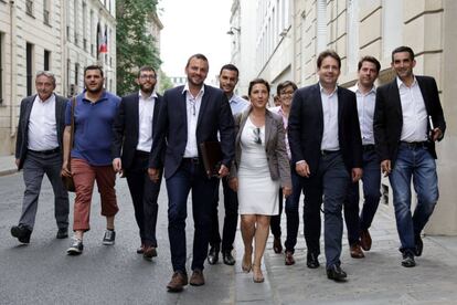 Cargos del Partido Socialista de Francia, a su llegada al congreso de la formaci&oacute;n en Par&iacute;s.