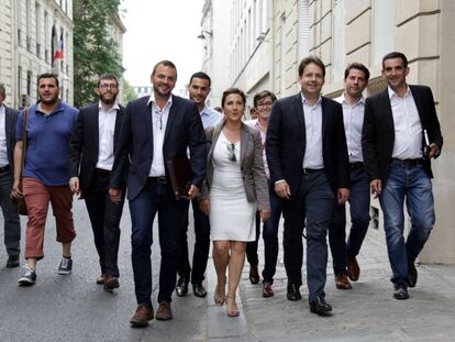 Cargos del Partido Socialista de Francia, a su llegada al congreso de la formaci&oacute;n en Par&iacute;s.