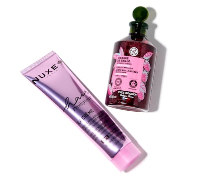 Tratamiento Capilar Nutrición Intensa Hair Prodigieux, con aceite fermentado de camelia rosa de NUXE, y Vinagre de Aclarado, enriquecido con vinagre de frambuesa, de YVES ROCHER.