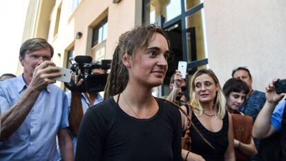 Carola Rackete, a la salida de su audiencia ante el fiscal. / ANDREAS SOLARO AFP