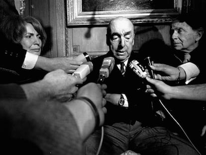 Pablo Neruda responde a periodistas en París, el 21 de octubre de 1971.