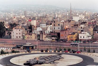 Vista exterior del local B018, en el barrio de Quarantine, con el techo retráctil cerrado. Khoury quiso que el local no tuviera ninguna “fachada ostentosa”, que hubiese sido “como una especie de monumento retórico y un insulto a la historia del barrio”. |