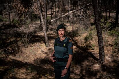 La sargento de la Unidad Central Operativa Medioambiental (UCOMA) de la Guardia Civil, Gema Armero, posa en una zona boscosa sin limpiar en San Martín de la Vega (Madrid), este sábado.
