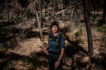 La sargento de la Unidad Central Operativa Medioambiental (UCOMA) de la Guardia Civil, Gema Armero, posa en una zona boscosa sin limpiar en San Martín de la Vega (Madrid), este sábado.