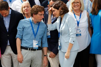 La presidenta del PP madrileño, Isabel Díaz Ayuso, conversa con el alcalde de Madrid, José Luis Martínez-Almeida, al inicio de la segunda jornada del congreso extraordinario del PP de Madrid, el pasado sábado.