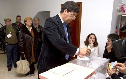 El responsable de IU en Andalucía, Diego Valderas, ha votado en su colegio en Bollullos Par del Condado (Huelva).