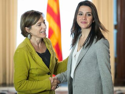 La presidenta del Parlament, Carme Forcadell, amb la líder de l'oposició, Inés Arrimadas.