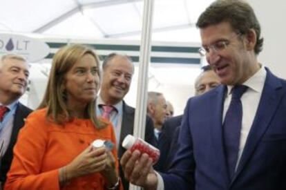Ana Mato con el presidente de la Xunta, Alberto Núñez Feijóo, ayer en Santiago.