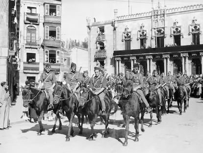 Tropas rebeldes de la Falange tras la victoria durante la Guerra Civil española.