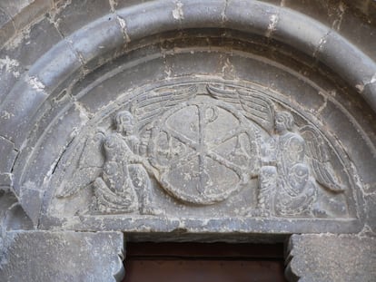 Crismón que decora el tímpano de la portada oeste de la iglesia de San Nicolás en El Frago, en la comarca de las Cinco Villas.