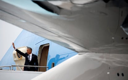 El presidente estadounidense, Barack Obama, sube a bordo de su avión privado en el aeropuerto Tegel de Berlín (Alemania), el 18 de noviembre de 2016.