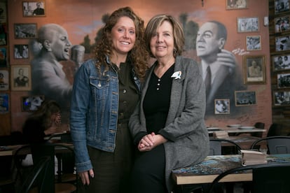 Cecilia Denis y Agostina Hernández, militantes de 'Argentina Soberana', posan frente a un mural de Juan y Eva Perón, el 12 de noviembre