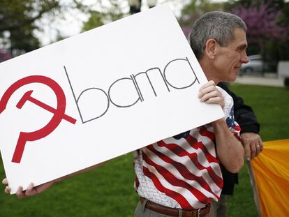 Un seguidor del Tea Party muestra una pancarta contra Obama en una manifestación en abril de 2010.