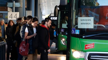 Varios usuarios del transporte público se suben a un autobús de los servicios mínimos en Madrid en la huelga del pasado 28 de octubre.