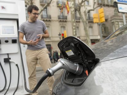 Un usuario de coche eléctrico recarga las baterías de su vehículo en Barcelona. 