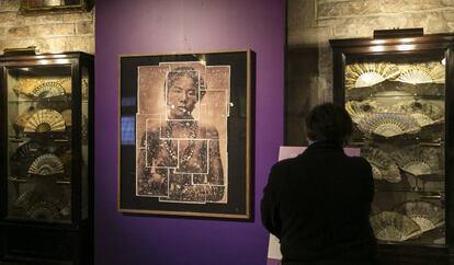 La fotografia de Marta Fàbregas de la jove filipina que pot veure's al Museu Marès de Barcelona.