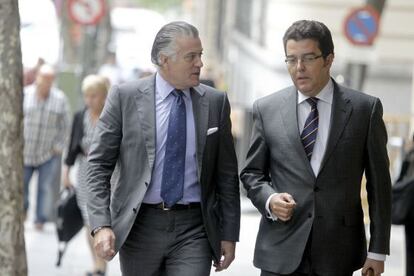 Bárcenas, a la derecha, junto a la Audiencia.