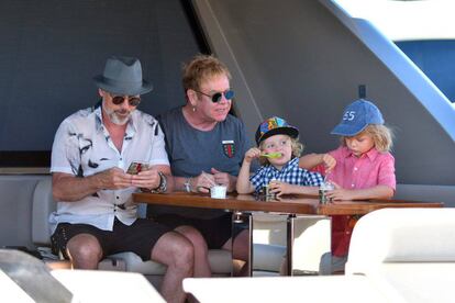 Elton John junto a su pareja y sus hijos. 