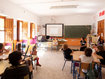 Alumnos junto a su profesora en la escuela de La Fresnedilla (Jaén).